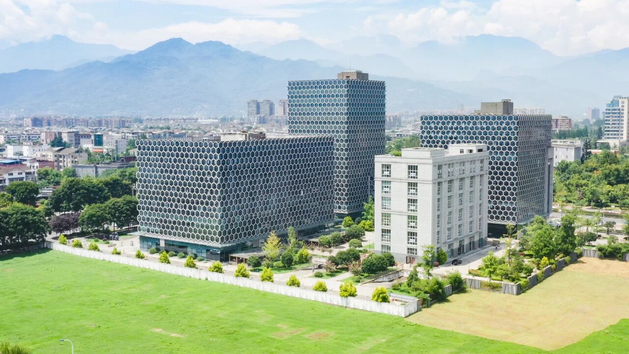 上海建工2.64億元落子都江堰主城核心區(qū)，都投集團(tuán)周邊資產(chǎn)迎來價(jià)值重塑新機(jī)遇