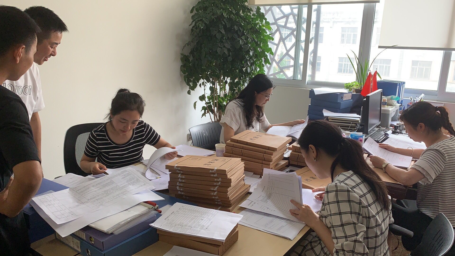 1600740584495424.jpg 圖為都投集團(tuán)第一專項(xiàng)督察組前往精華潤(rùn)源公司開(kāi)展督察工作.jpg