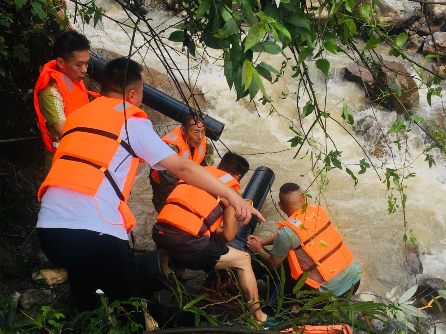1600745901641302.jpg (圖為組織集團下屬各公司開展防汛救災搶險工作).jpg